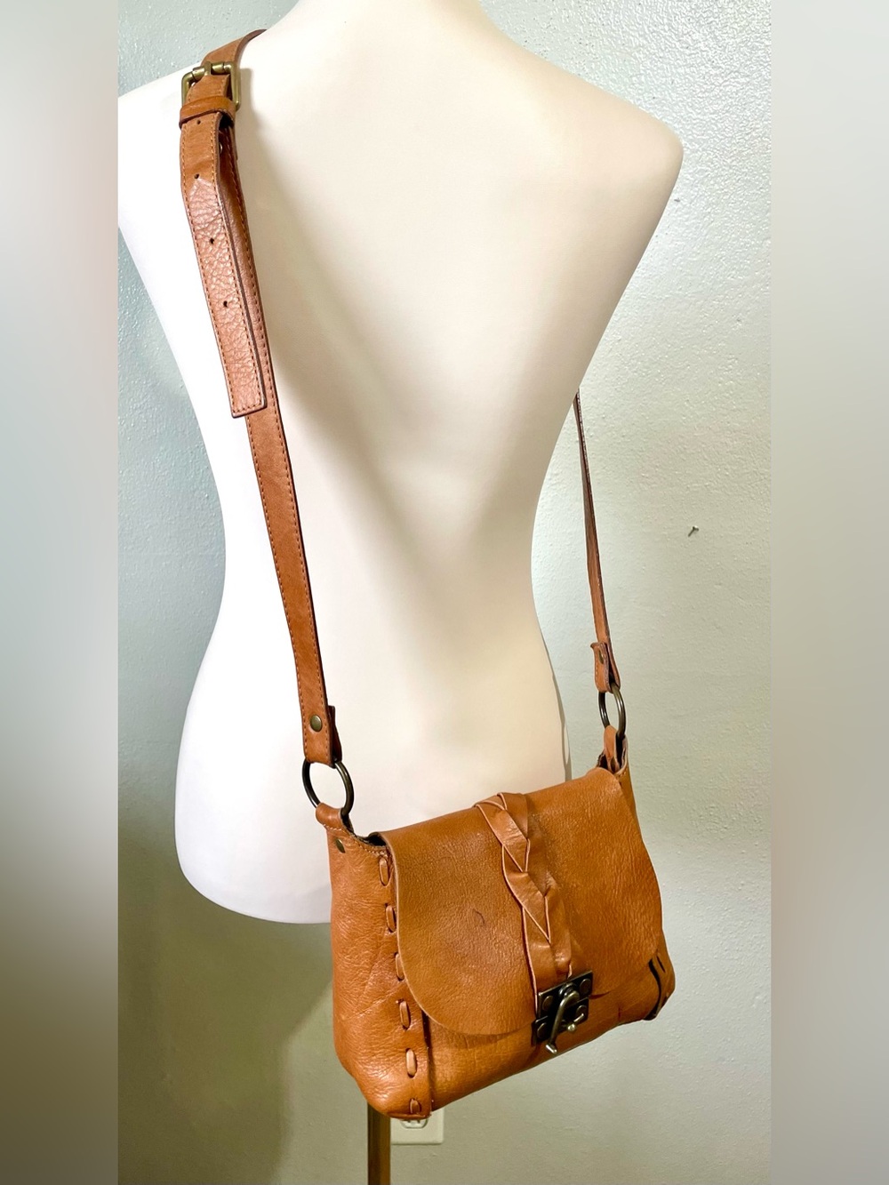 Sundance Tan Pebbled Leather Crossbody Bag Whipstitch Boho Toggle Flap Closure